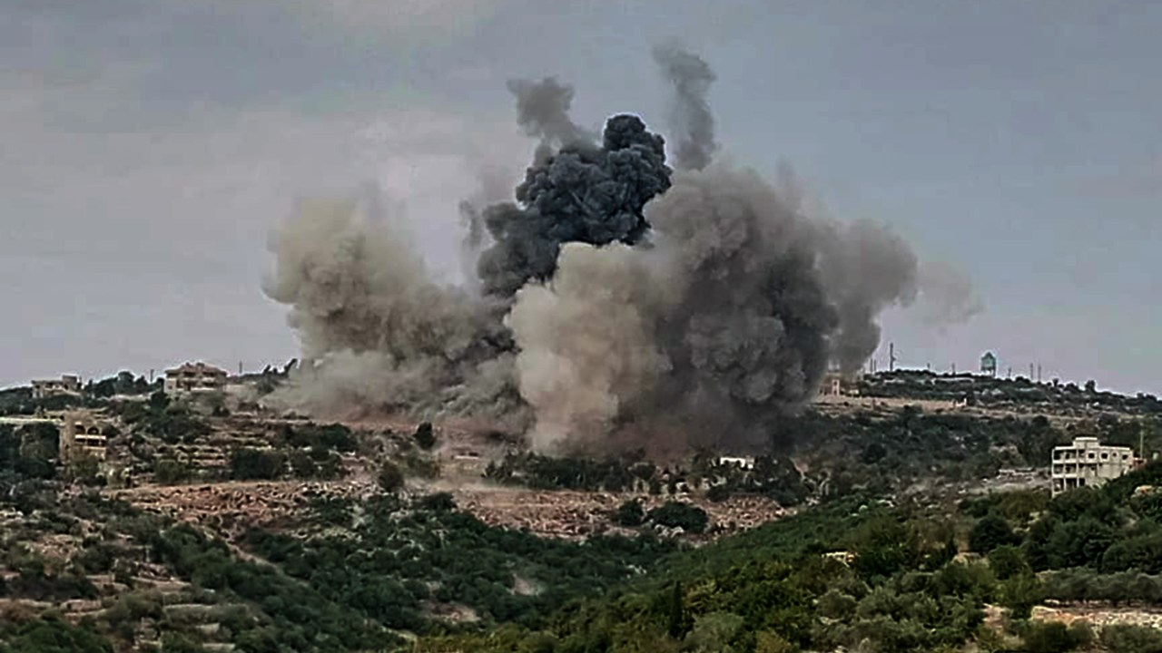 Uma fumaça espessa surge de um ataque com foguetes israelenses nos arredores da vila de Dhaira, no sul do Líbano, depois que vários militantes se infiltraram em Israel. 09/10/2023