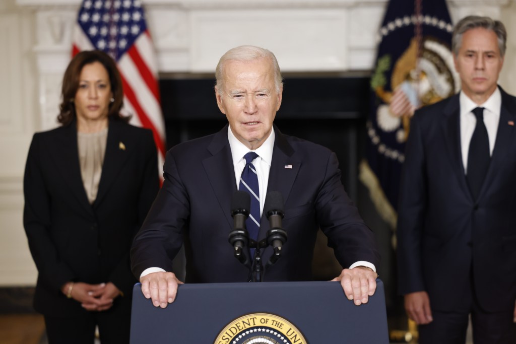 O presidente dos EUA, Joe Biden, fala na Sala de Jantar de Estado da Casa Branca, com a vice-presidente, Kamala Harris, à esquerda, e Antony Blinken, secretário de Estado, à direita, em Washington. 10/10/2023