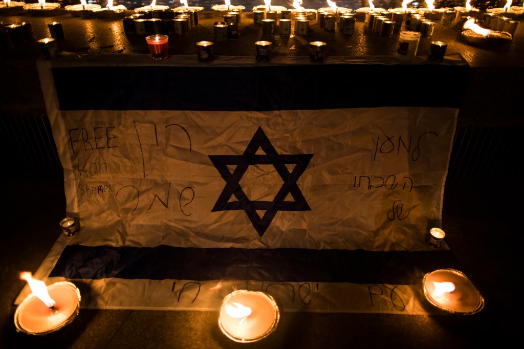 Velas acesas em memória dos civis, soldados mortos e dos reféns, na Praça Dizingof. em Israel. 12/10/2023