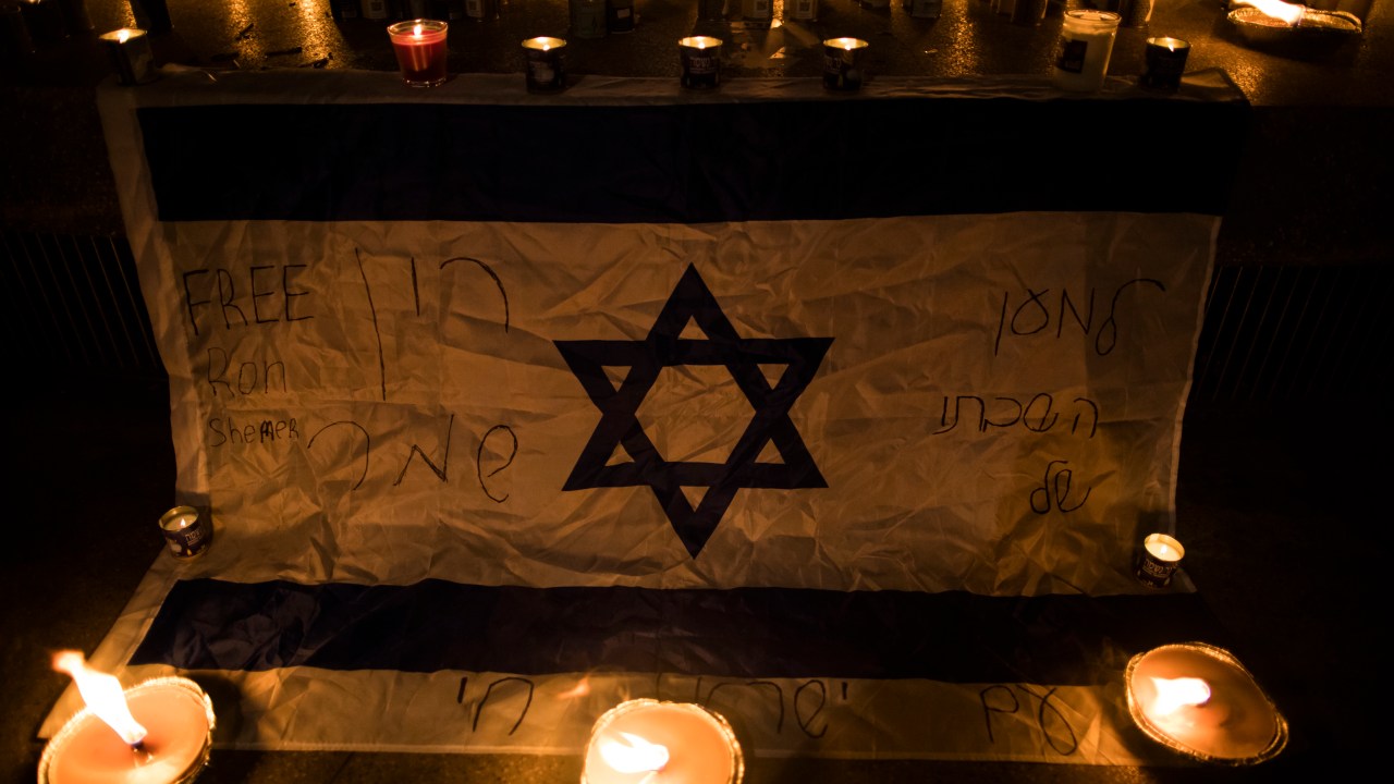 Velas acesas em memória dos civis, soldados mortos e dos reféns, na Praça Dizingof. em Israel. 12/10/2023