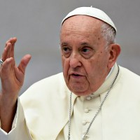 Papa Francisco lamenta 'falta de humanidade' enfrentada por imigrantes