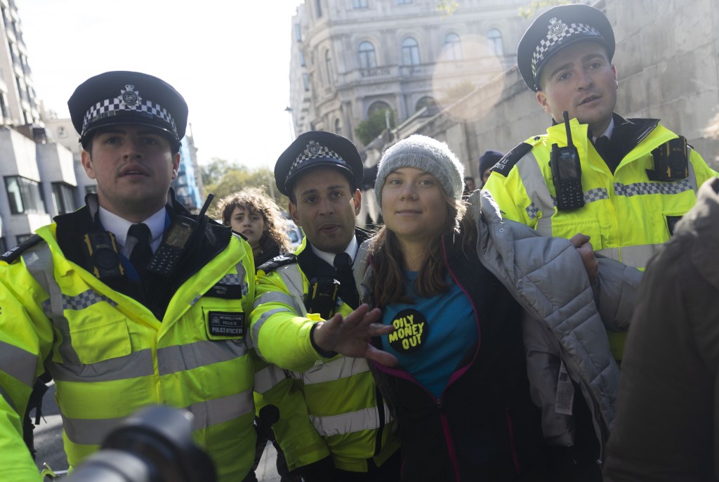 A polícia prende Greta Thunberg, ativista climática, durante um protesto em Londres, na Inglaterra. 17/10/2023