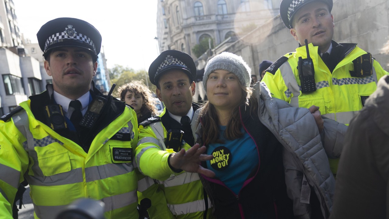 A polícia prende Greta Thunberg, ativista climática, durante um protesto em Londres, na Inglaterra. 17/10/2023
