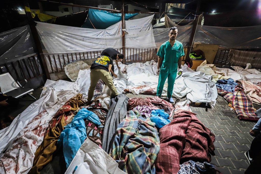 CARNIFICINA - Hospital de Gaza: chão coberto de mortos