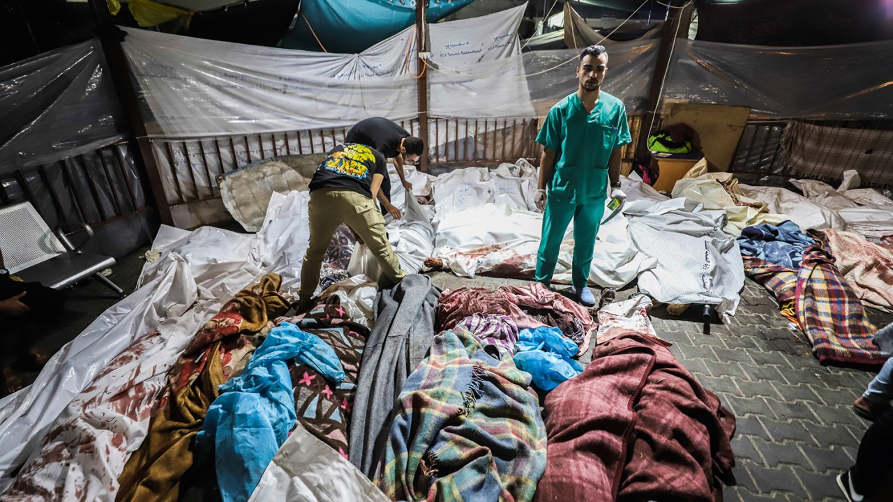 CARNIFICINA - Hospital de Gaza: chão coberto de mortos