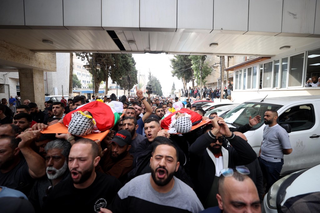 Pessoas comparecem à funeral dos palestinos Ibrahim Jibril Ahmed Oud, de 32 anos, Mohammad Andulrahman Hussein Favake, de 21 anos, mortos pelas tropas de Israel, na Cisjordânia. 19/10/2023