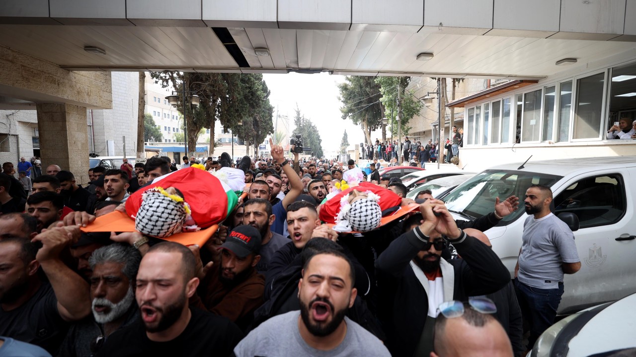 Pessoas comparecem à funeral dos palestinos Ibrahim Jibril Ahmed Oud, de 32 anos, Mohammad Andulrahman Hussein Favake, de 21 anos, mortos pelas tropas de Israel, na Cisjordânia. 19/10/2023