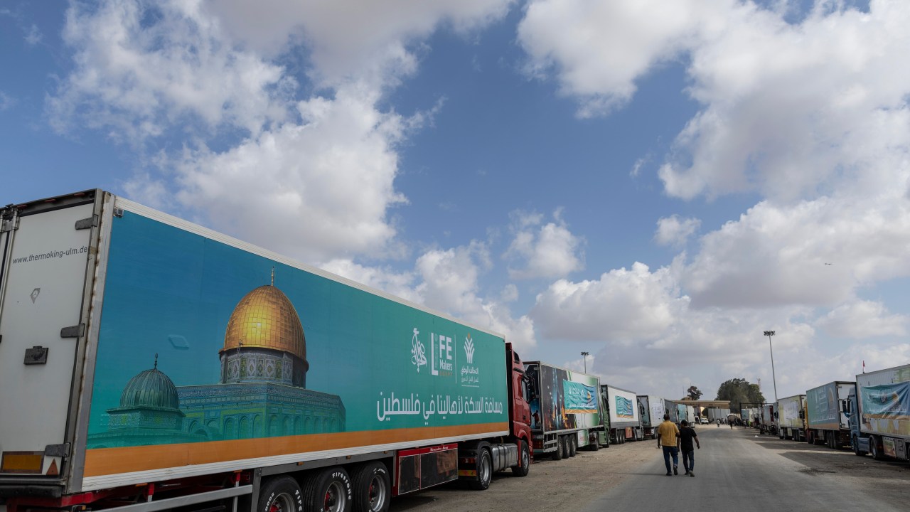 Caminhões do comboio de ajuda aguardam liberação na passagem de fronteira de Rafah para entrar em Gaza, no Sinai do Norte, Egito. 19/10/2023