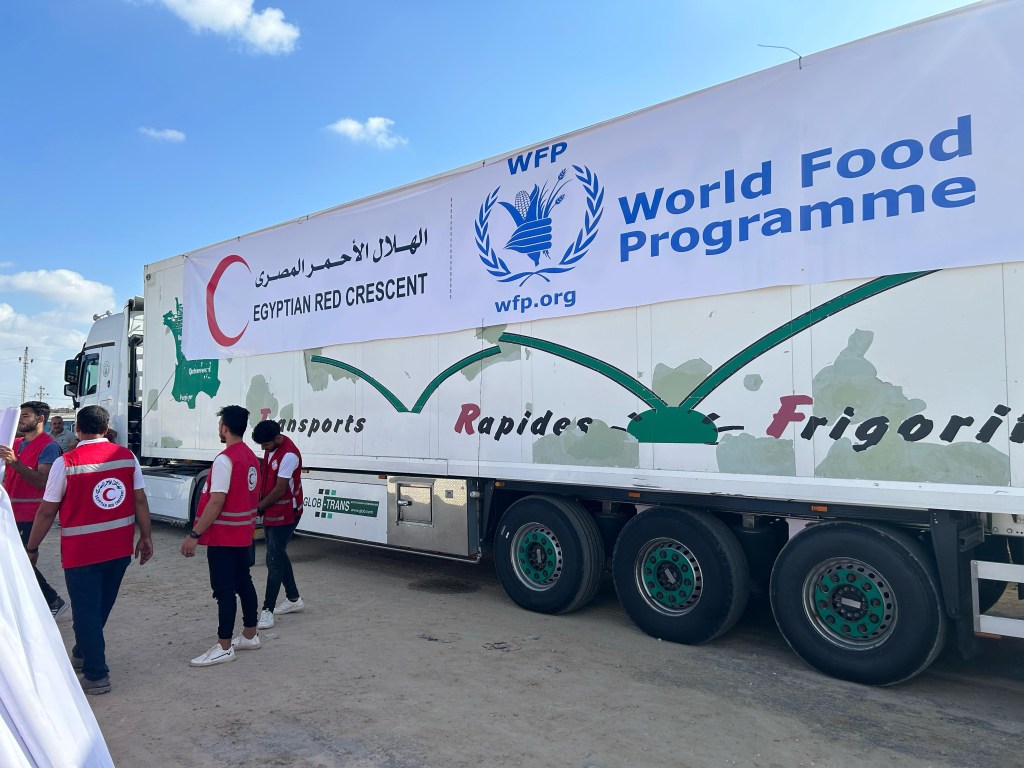 Caminhões de ajuda humanitária aguardam permissão para entrar na cidade próxima à passagem de Rafah, antes de serem transportados para Gaza. 20/10/2023