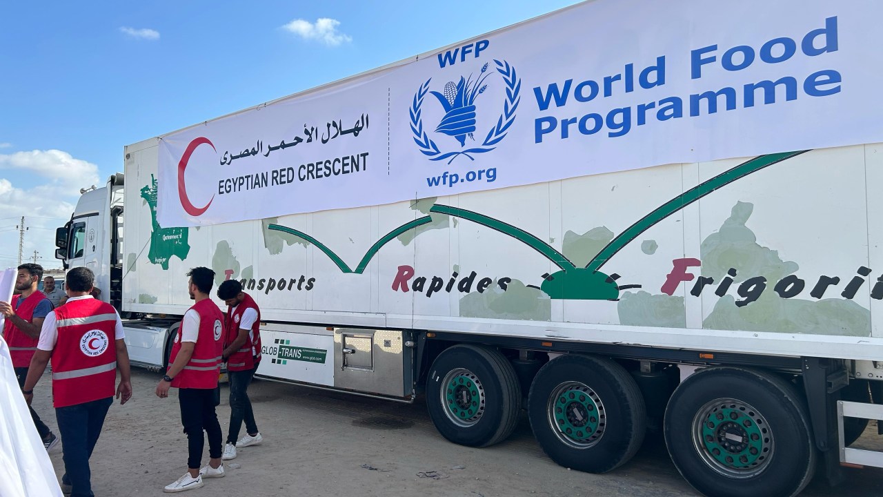 Caminhões de ajuda humanitária aguardam permissão para entrar na cidade próxima à passagem de Rafah, antes de serem transportados para Gaza. 20/10/2023