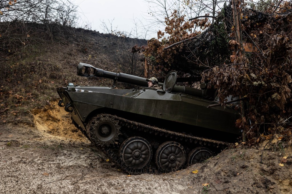 Soldado ucraniano lidera a artilharia para orientar a posição de tiro na linha de frente, enquanto a guerra Rússia-Ucrânia continua no oblast de Kharkiv. 27/10/2023