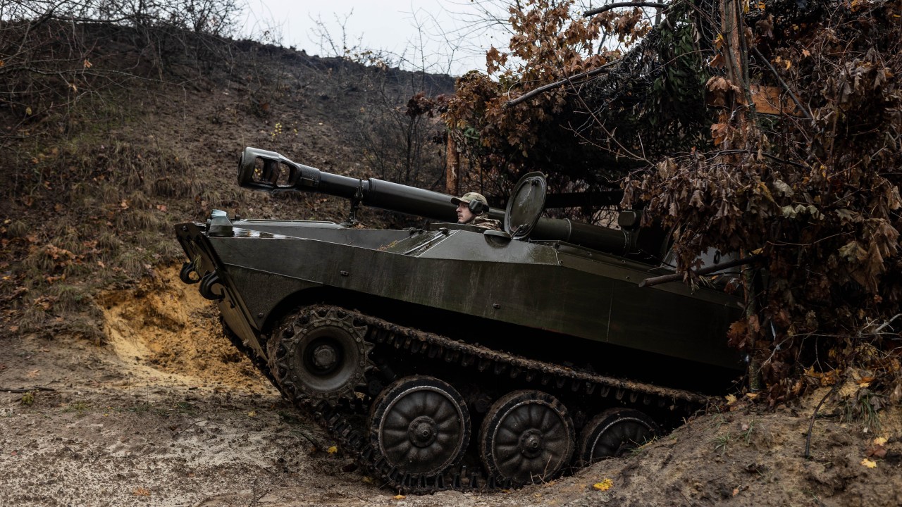 Soldado ucraniano lidera a artilharia para orientar a posição de tiro na linha de frente, enquanto a guerra Rússia-Ucrânia continua no oblast de Kharkiv. 27/10/2023