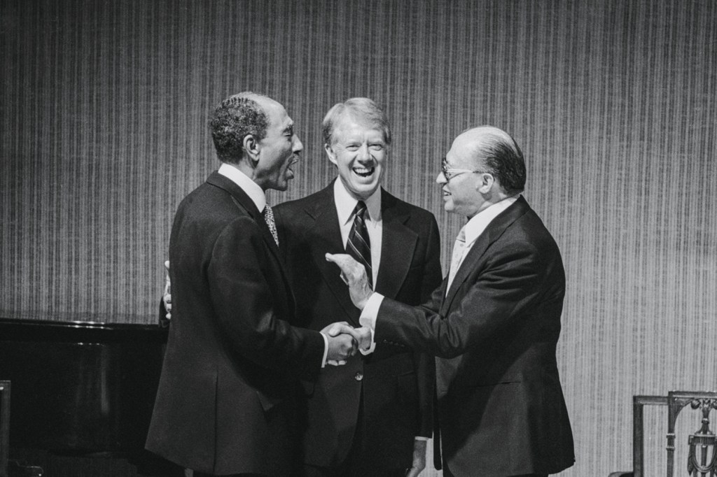 1978 - Sadat (à esq.), Carter e Begin em Camp David: acordo frágil e temporário