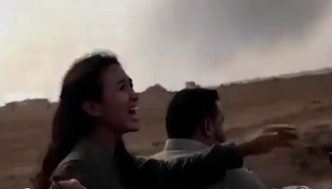 Trecho de vídeo publicado em rede social que mostra a israelense Noa Argamani sendo sequestrada por membros do Hamas