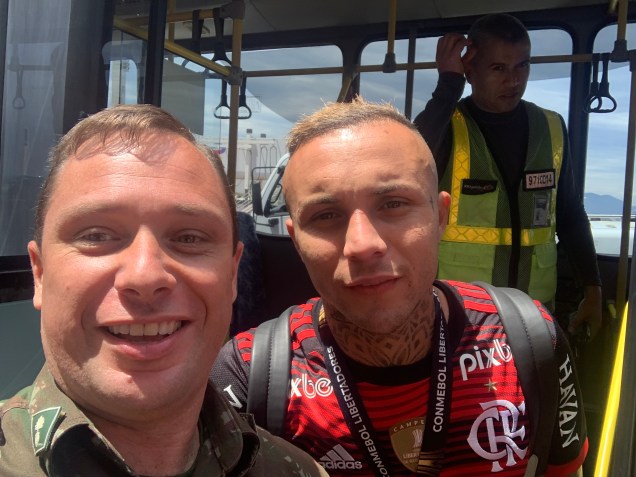 Everton Cebolinha foi mais um que topou a selfie com Cid