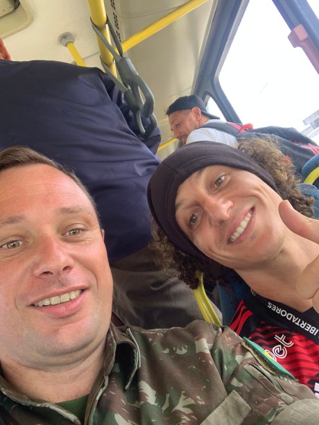 Auxiliar de Bolsonaro tira selfie com o zagueiro David Luiz