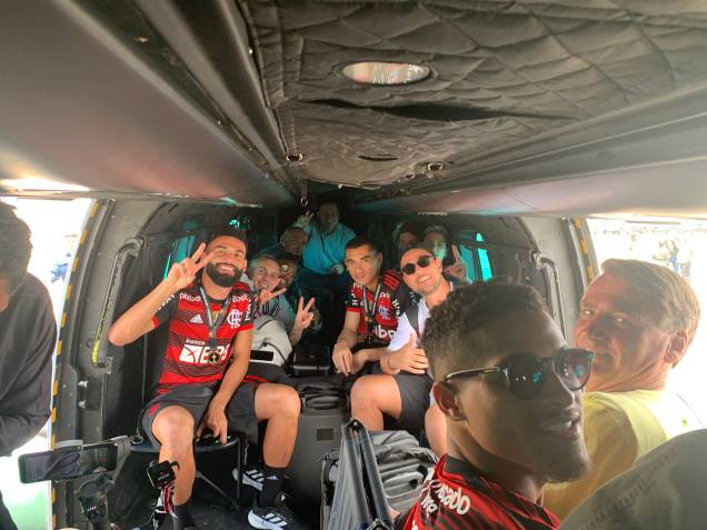 Bolsonaro interage com jogadores do Flamengo na manhã de 30 de outubro de 2022, data do segundo turno das eleições Bolsonaro interage com jogadores do Flamengo na manhã de 30 de outubro de 2022, data do segundo turno das eleições