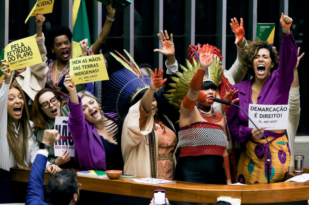 NEGOCIAÇÃO - Marco temporal: ruralistas se articulam com governistas para derrubar o veto de Lula, defendido por indígenas