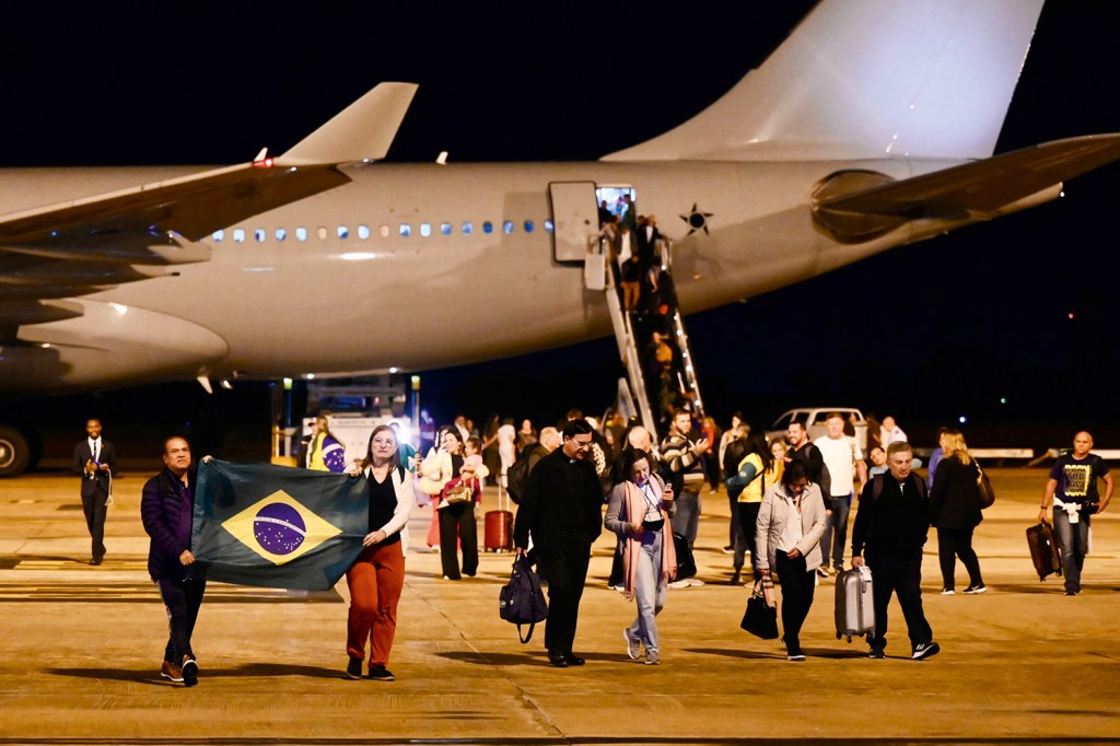 ALÍVIO - Brasileiros desembarcam em Brasília na quarta-feira 11: a maior operação de resgate da história do Itamaraty