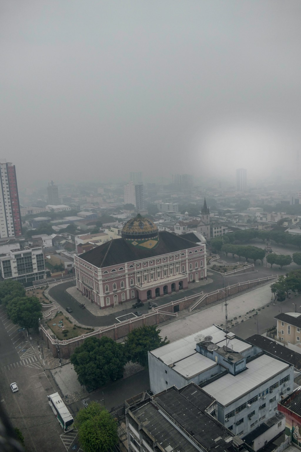 PAISAGEM - Teatro Amazonas sob fumaça em Manaus: poluição dez vezes acima do tolerável