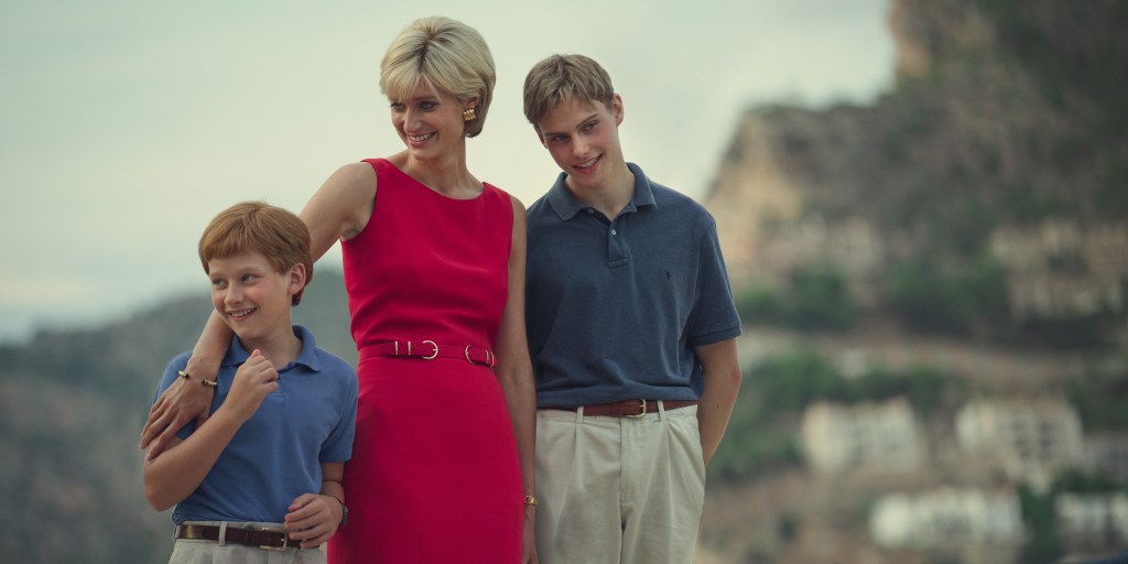 Elizabeth Debicki como a princesa Diana e os filhos Harry e William na última temporada de 'The Crown', da Netflix