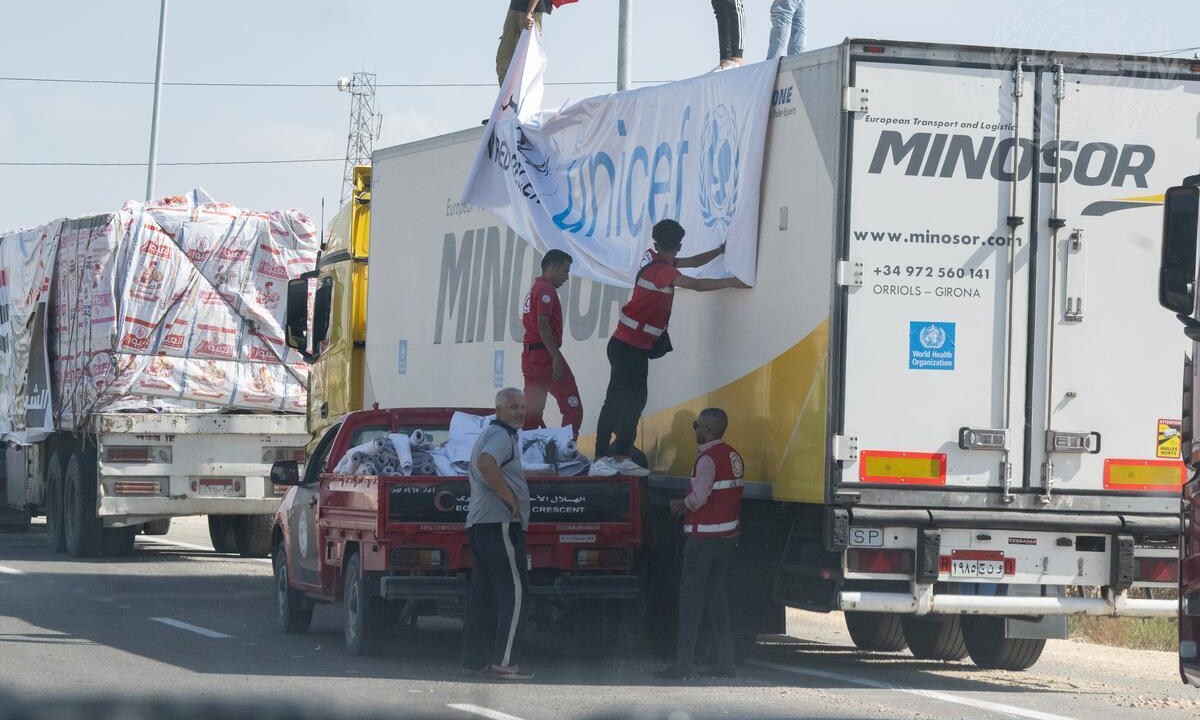 Caminhões com ajuda humanitária para a Faixa de Gaza são preparados na passagem por Rafah, no Egito -