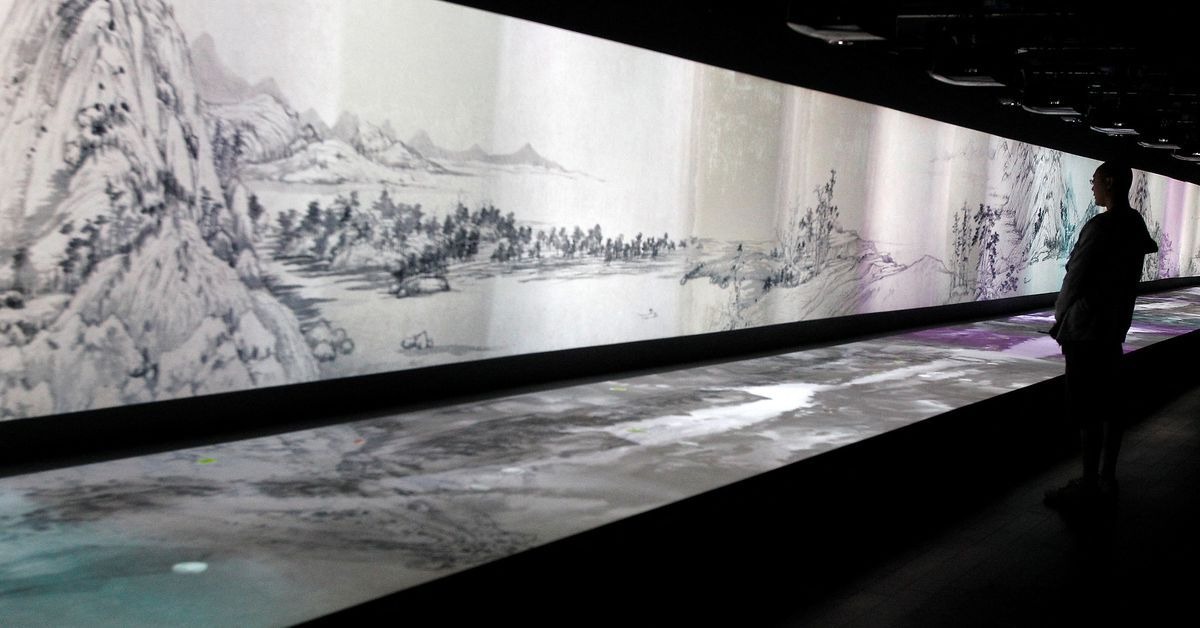 Um visitante observa uma interpretação audiovisual de uma pintura intitulada 'Moradia nas Montanhas Fuchun', do pintor chinês Huang Gongwang, no Museu do Palácio Nacional em Taipei.