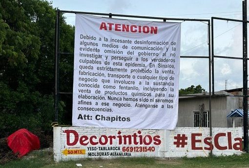 Placa de proibição do fentanil na região de Sinaloa, assinada pelos Los Chapitos.