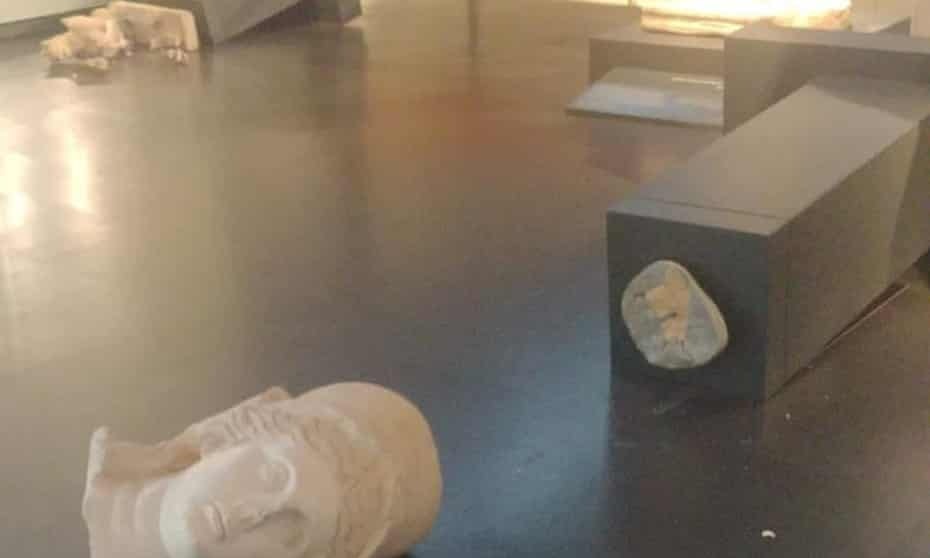 Estatuas da deusa Atena e de uma divindade pagã destruídas no chão do Museu de Israel, em Jerusalém. 05/10/2023 -