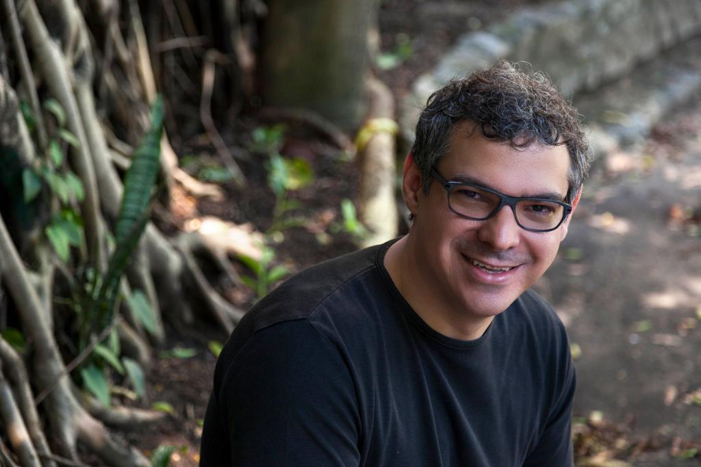 Engenheiro-poeta, Carlos Cardoso mostra o lugar da poesia no caos do mundo