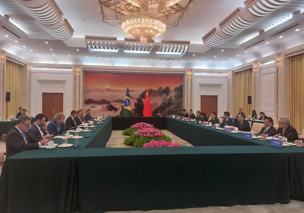 O presidente da Câmara dos Deputados, Arthur Lira, e sua comitiva se reúnem com o vice-presidente da China, Han Zheng, no Grande Palácio do Povo, sede do Legislativo chinês, em Pequim, nesta quinta-feira