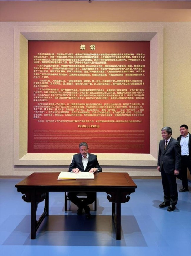 O presidente da Câmara dos Deputados, Arthur Lira, visita o Museu do Partido Comunista da China, em Pequim, nesta quinta-feira