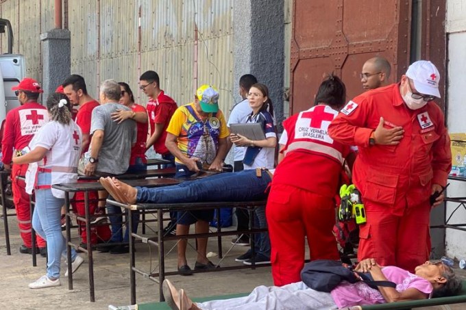 Voluntários da Cruz Vermelha Brasileira atendem fieis durante a procissão do Círio de Nazaré, em Belém, em 2022