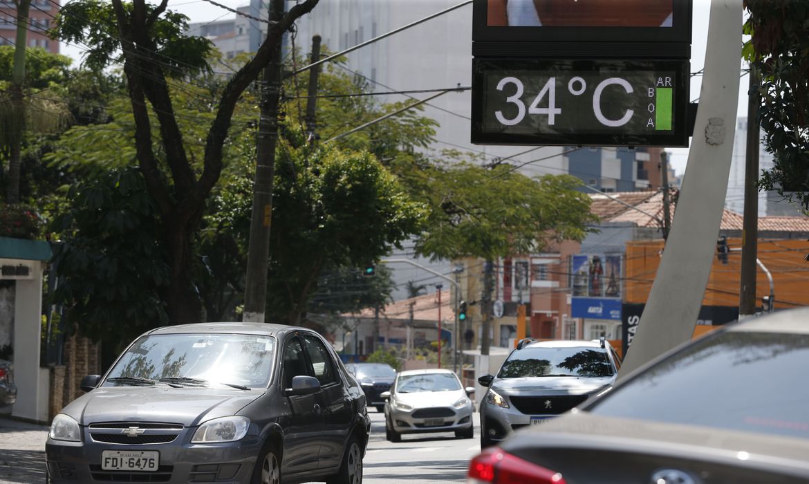 Termômetro marca 34°C em bairro de São Paulo -