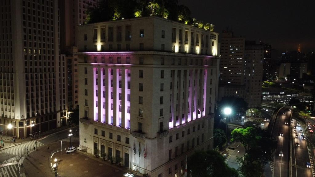 PREFEITURA COR-DE-ROSA: Edifício Matarazzo em São Paulo ganhou iluminação rosa para chamar a atenção para o câncer de mama