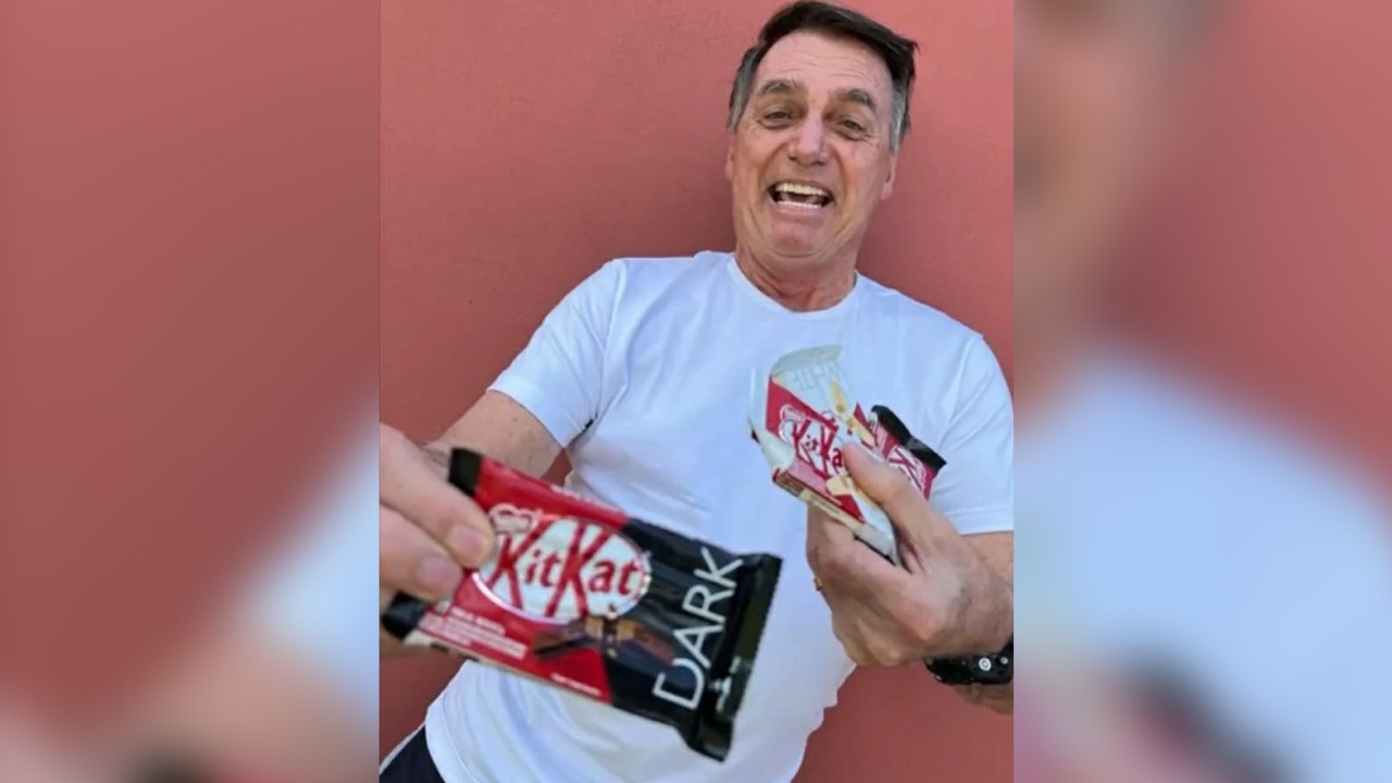 Bolsonaro segura chocolates Kikat em foto postada por Sérgio Camargo após polêmica com Bis
