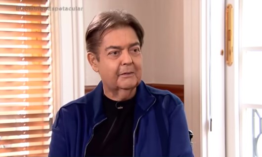 Serginho Groisman apresentando o programa 'Altas Horas', da Rede Globo, em 2005