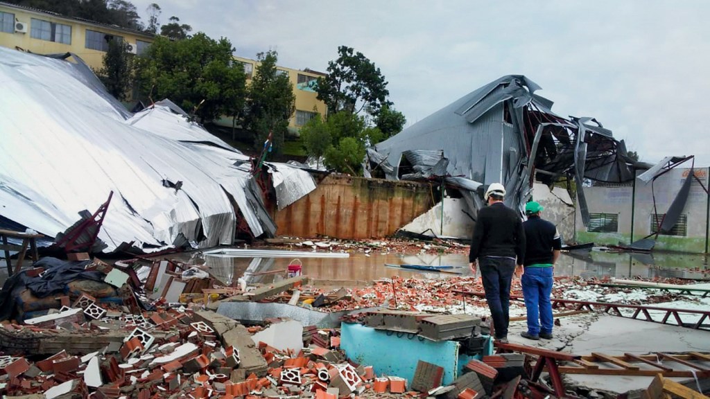 DEVASTAÇÃO - Galpão destruído em Palmitos (SC): ciclones ameaçam o estado