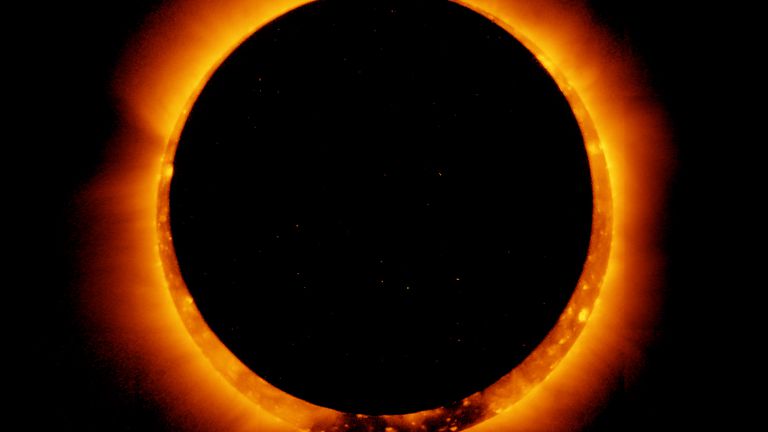 No eclipse anular, a lua cobre completamente o sol, deixando apenas um anel de fogo ao redor -