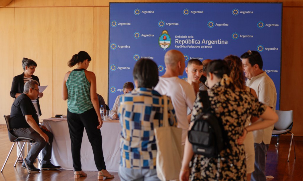 ELEIÇÃO -Argentinos residentes no Brasil vão às urnas na Embaixada de seu país em Brasília para votar no primeiro turno das eleições para presidente -