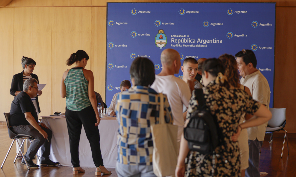 ELEIÇÃO -Argentinos residentes no Brasil vão às urnas na Embaixada de seu país em Brasília para votar no primeiro turno das eleições para presidente -
