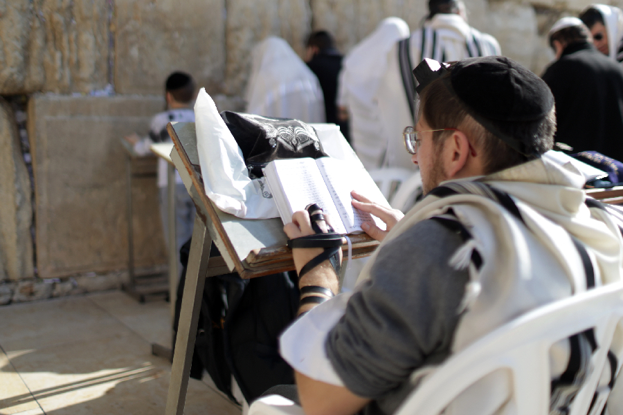 Intolerância: judeus ultraortodoxos cospem em cristãos em Jerusalém