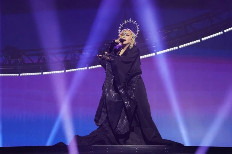 Anitta faz participação especial em show de Madonna no Rio de Janeiro
