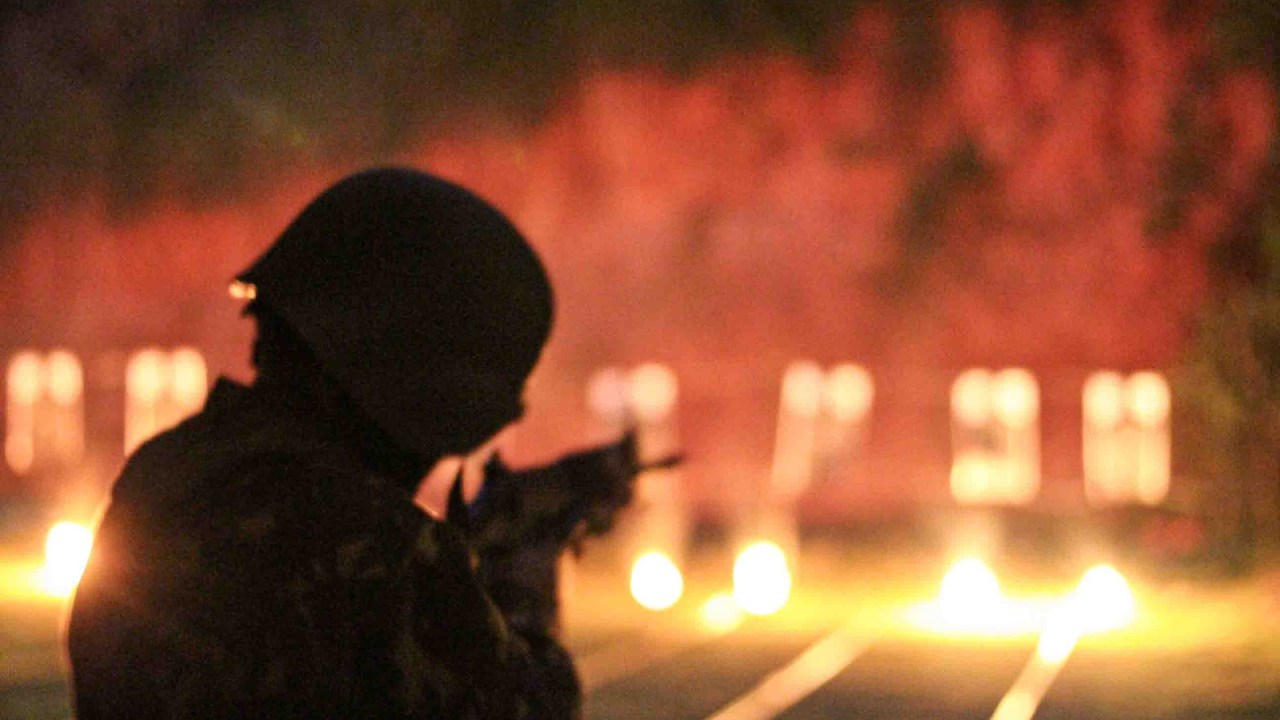 Militar dispara contra alvo fixo durante treinamento