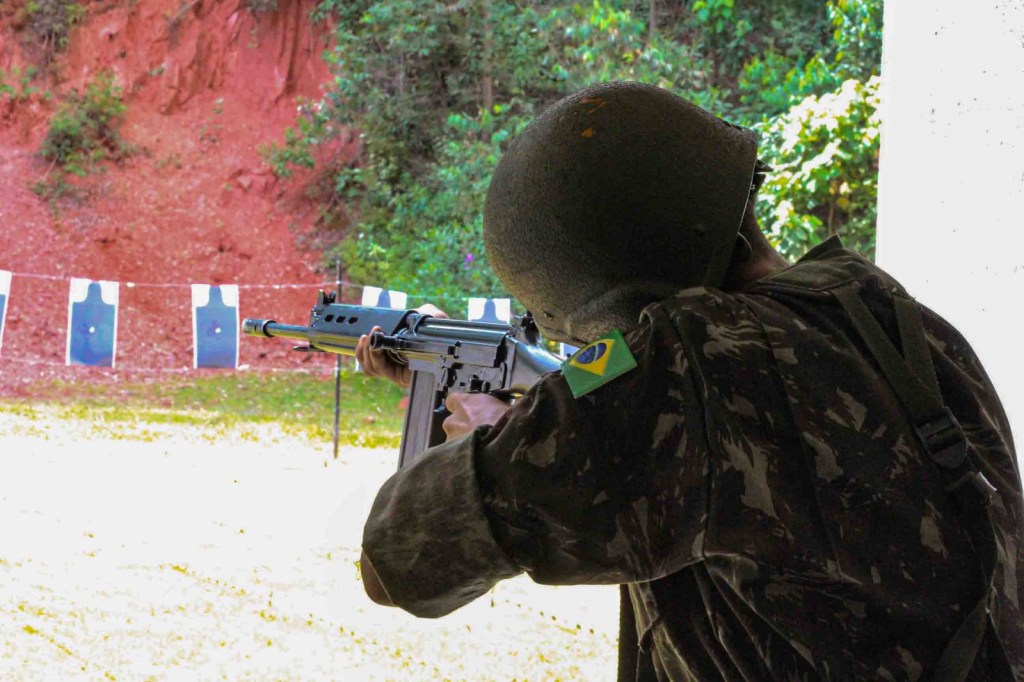 Militar treina tiro no Arsenal de Guerra