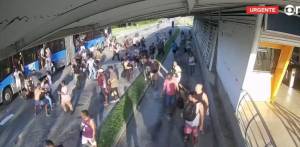 Passageiros correm para escapar de ônibus do BRT na Zona Oeste do Rio Passageiros fogem de incêndio em ônibus. Milícia em guerra pelo domínio da Zona Oeste do Rio queimou 35 veículos, interditou avenidas e infernizou a cidade