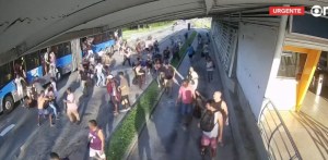 Passageiros correm para escapar de ônibus do BRT na Zona Oeste do Rio