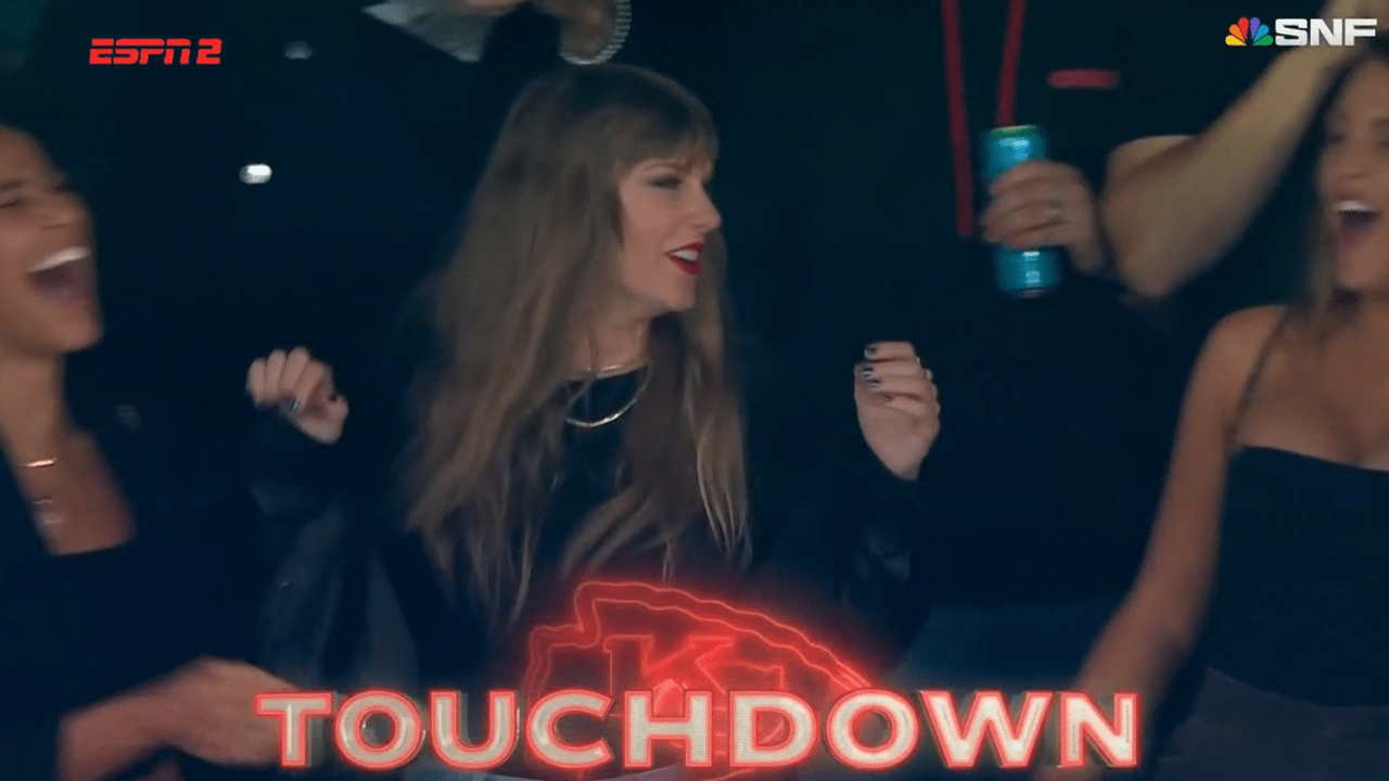 Taylor Swift volta a estádio para ver jogo da NFL e audiência bate recorde  | VEJA