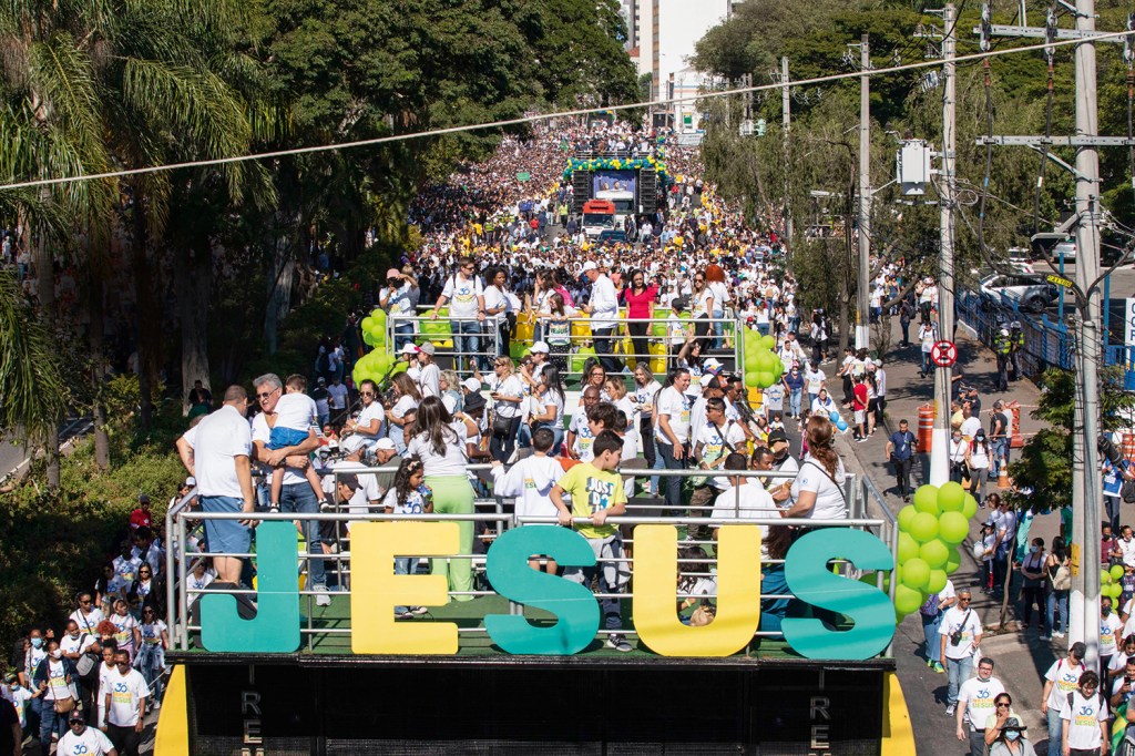 A PASSOS LARGOS - Marcha para Jesus: até 2030, a multidão evangélica será maior que a de católicos