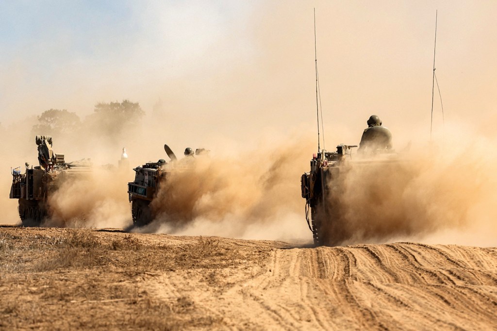 SEGUNDA FASE - Tanques israelenses se concentram na fronteira: começo da invasão